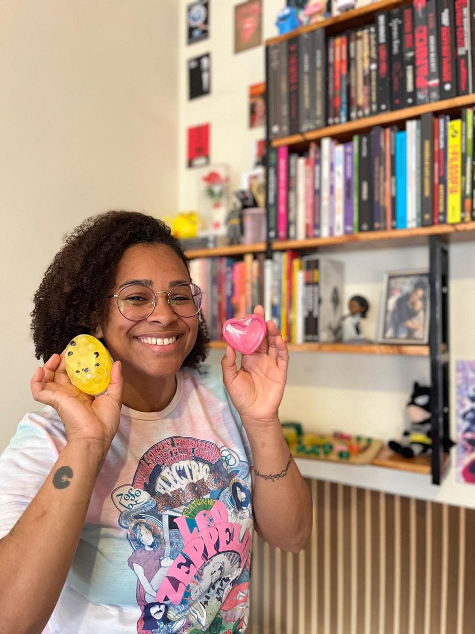 Érika Miranda e os produtos do Ateliê Biblioteca Aromática
