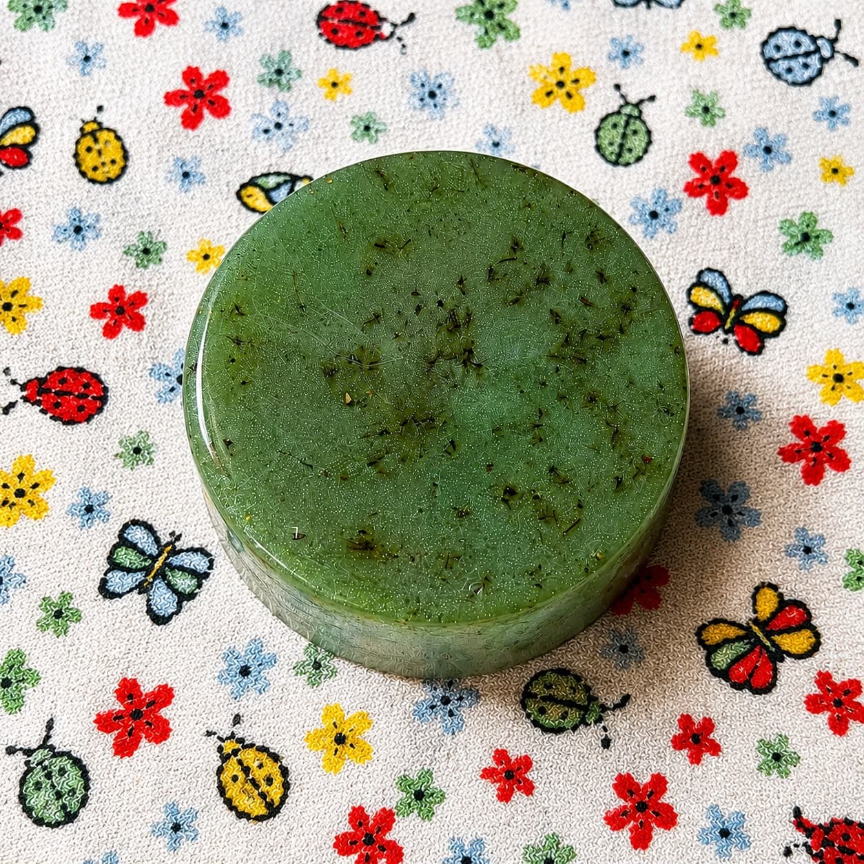 Sabonete artesanal verde de erva-doce